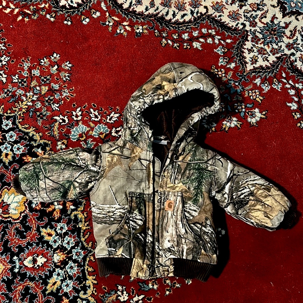 New w/o tag Carhartt camo thick quilt lined jacket with front zip & pockets